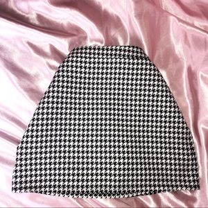 Black & white houndstooth skirt with pockets